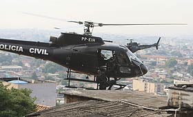 http://rio24horas.files.wordpress.com/2009/04/helicoptero-aguia-da-policia-militar-sobrevoa-o-morro-do-urubu.jpg?w=300&h=182